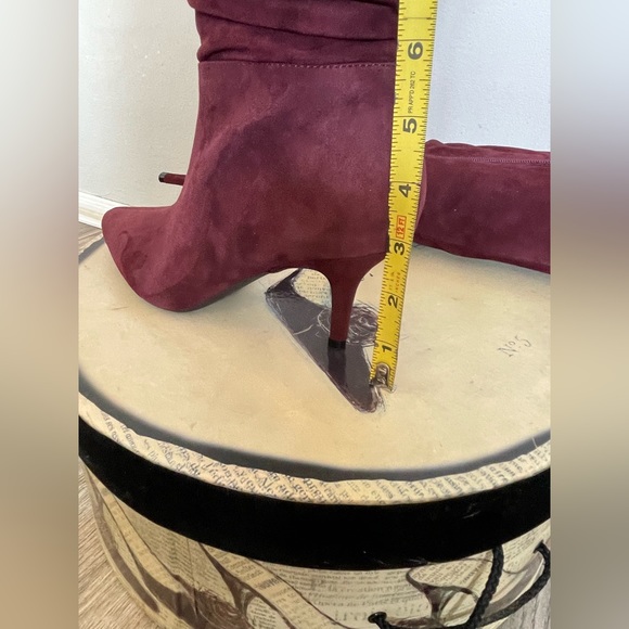 Isaac Mizrahi ladies suede slouch heel boots. Wine size 6 - Picture 7 of 13